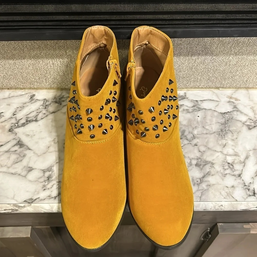 Qupid Priority 46 Women’s Mustard Velvet Spiked and‎ Studded Ankle Boots 10 NIB - Picture 6 of 9